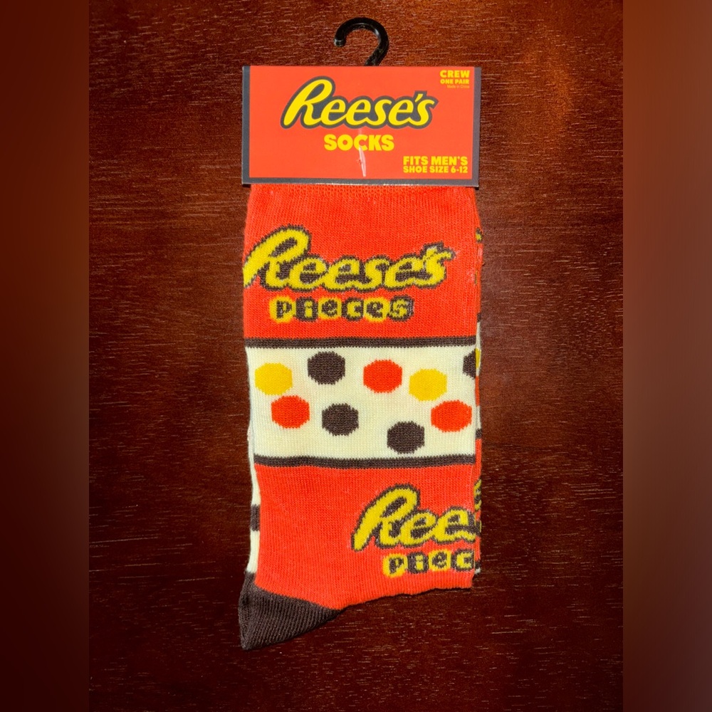 REESE’S PIECES NOVELTY CREW SOCKS NWT MEN’S SHOE SIZE 6-12